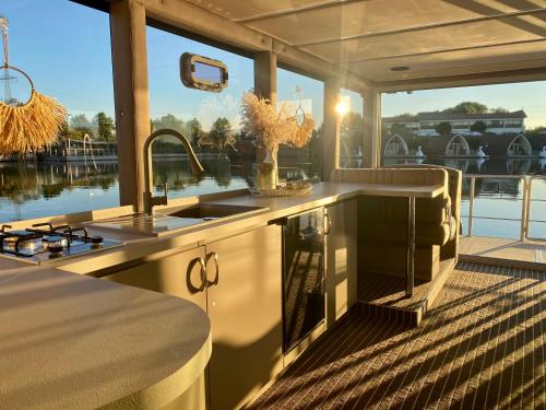 eine Küche auf einem Boot mit Blick auf das Wasser in der Unterkunft schwimmendes Luxboot in Parey