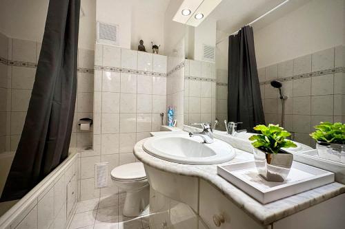 La salle de bains blanche est pourvue d'un lavabo et de toilettes. dans l'établissement Cozy Apartment in Wuppertal, à Wuppertal