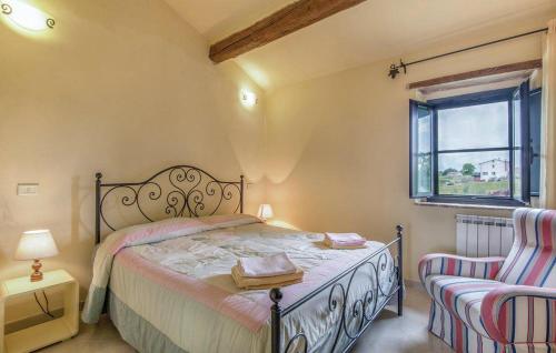 1 dormitorio con 1 cama, 1 silla y 1 ventana en La Fortezza Alta, en Avigliano
