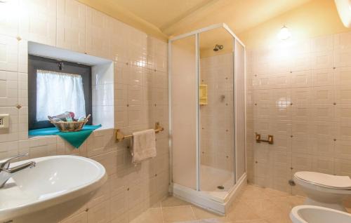 La salle de bains est pourvue d'une douche, d'un lavabo et de toilettes. dans l'établissement La Fortezza Alta, à Avigliano