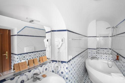 bagno con vasca e lavandino di Hotel Piazza Di Spagna a Roma