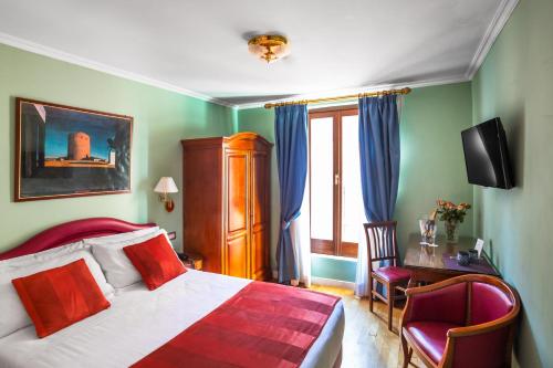 Schlafzimmer mit einem Bett, einem Schreibtisch und einem Stuhl in der Unterkunft Hotel Piazza Di Spagna in Rom