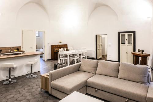 salon z kanapą i kuchnią w obiekcie Archivolto del Teatro w Albendze