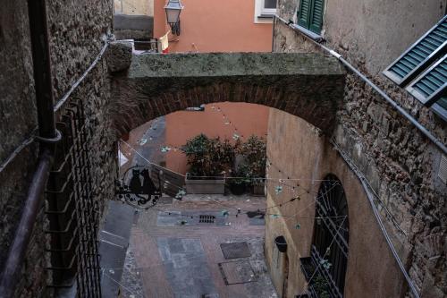 an archway in a building with potted plants at Affittacamere Archivolto del Teatro in Albenga
