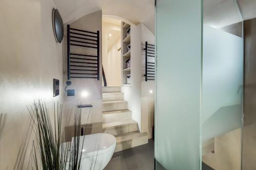 a bathroom with a white toilet and stairs at Argyle Apartments, Kings Cross in London