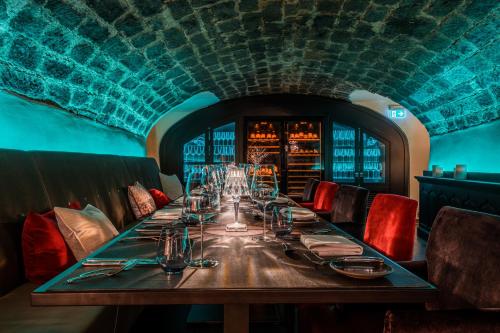 a long table in a restaurant with a blue ceiling at Deidesheimer Hof in Deidesheim