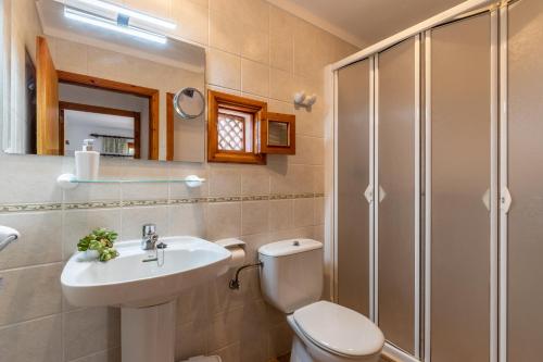 een badkamer met een toilet, een wastafel en een douche bij Villa Tomeu in Pollença