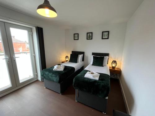Ένα ή περισσότερα κρεβάτια σε δωμάτιο στο Stylish 2 Bed Riverside Flat, Single or Kingsize beds, Free Parking