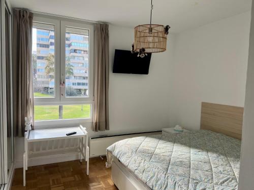 een slaapkamer met een bed en een raam bij Modern 3 bedroom apartment situated in luxury beachfront gated community in Torremolinos