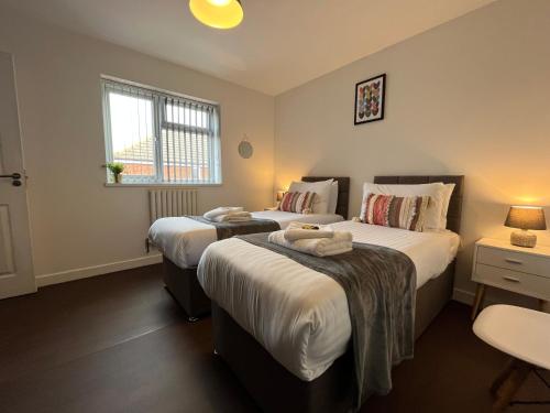 um quarto de hotel com duas camas e uma janela em Stylish 2 Bed Riverside Flat, Single or Kingsize beds, Free Parking em Southampton