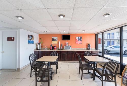 a restaurant with tables and chairs and a counter at Motel 6 San Antonio TX I10 West in San Antonio