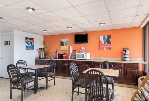 a restaurant with tables and chairs and a counter with a microwave at Motel 6 San Antonio TX I10 West in San Antonio