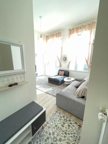 salon z kanapą i telewizorem w obiekcie Nouvel appart bien-être/confort w mieście Saint-Ouen