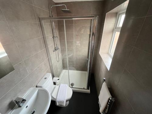 a bathroom with a sink and a shower and a toilet at Stylish 2 Bed Riverside Flat, Single or Kingsize beds, Free Parking in Southampton