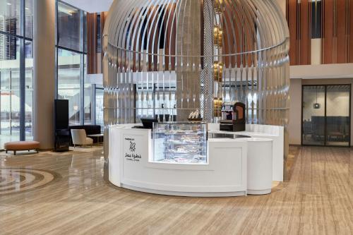 een lobby met een bar in een gebouw bij Radisson Blu Hotel Riyadh Convention and Exhibition Center in Riyad