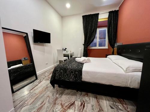 Habitación de hotel con cama y espejo en The Cicer One en Roma