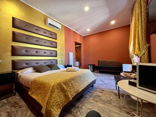 1 dormitorio con 1 cama, escritorio y TV en The Cicer One en Roma