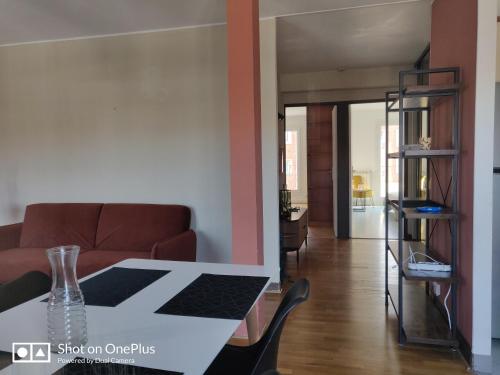 un soggiorno con tavolo e divano di Grand appartement avec terrasse, Paris12 a Parigi