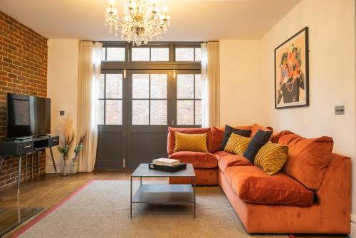 ein Wohnzimmer mit einem Sofa und einem Tisch in der Unterkunft The Ginger Pig in Brighton & Hove