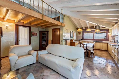 - un salon avec un canapé blanc et une table dans l'établissement Casa Vacanze Baccolo, à Polpenazze del Garda
