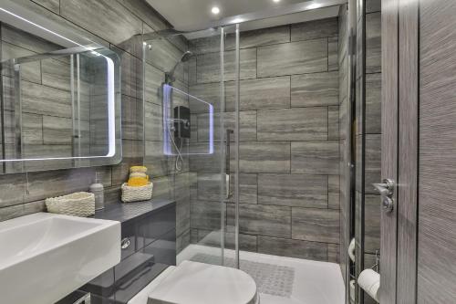 a bathroom with a shower and a toilet and a sink at The Apartment - Ground Floor - Luxury for up to 4 guests near Open Air Theatre and North Bay in Scarborough