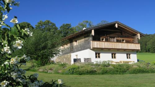 KollnburgにあるChalet Schmuckkastal BAYW100の緑地の木屋根の家
