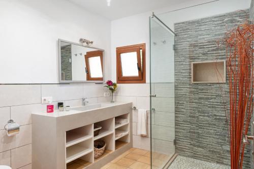 a bathroom with a sink and a shower at Finca CASA FINA, POOL, BBQ, WIFI in Felanitx