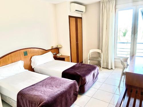 Un pat sau paturi într-o cameră la Hotel Arumí