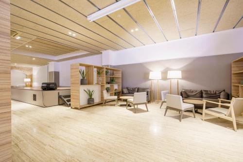 a living room with a table and chairs at Estival Park Almaris in La Pineda