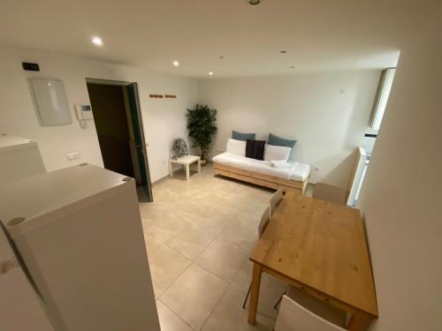 ein Wohnzimmer mit einem Sofa und einem Tisch in der Unterkunft Céntrico apartamento en Embajadores in Madrid