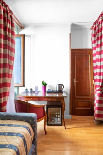 a living room with a desk and a table at Hotel Piazza Di Spagna in Rome