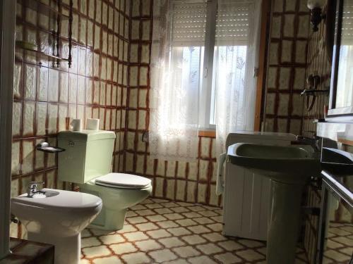 uma casa de banho com um WC e um lavatório em Casa Tino 2 em Montederramo