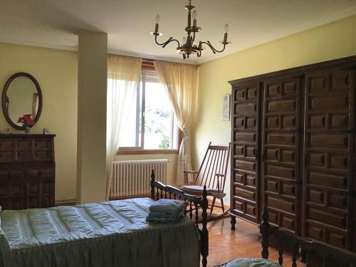 um quarto com uma cama, uma cómoda e uma janela em Casa Tino 2 em Montederramo