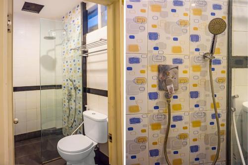 a bathroom with a toilet and a shower at SUPER OYO 92271 Orienchi 3 in Tangerang