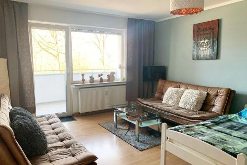 uma sala de estar com um sofá e uma mesa de centro em Apartments Hemer em Hemer
