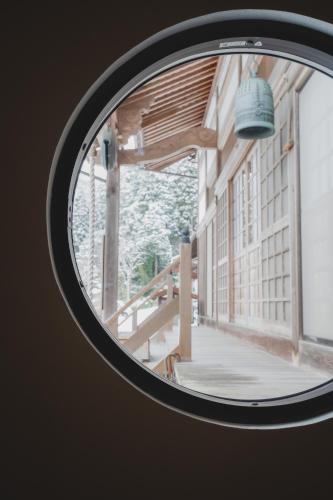 a round window of a building with a hallway at 宿坊-地蔵院 in Kurayoshi