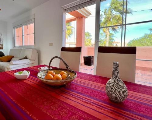 einen Tisch mit einem Korb Orangen darüber in der Unterkunft Ático 3 dormitorios in Vera