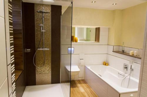 W łazience znajduje się prysznic, toaleta i umywalka. w obiekcie Ferienhaus Saar-Traum w mieście Saarburg