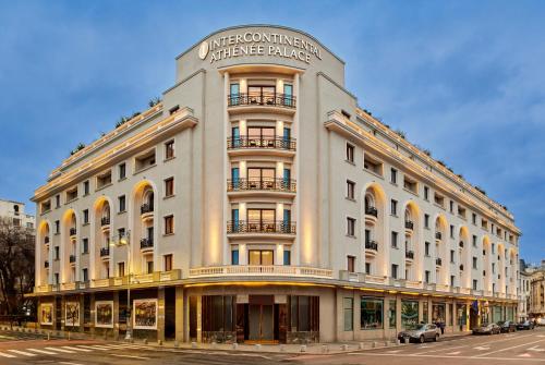 InterContinental Athenee Palace Bucharest, an IHG Hotel في بوخارست: مبنى ابيض كبير عليه لافته