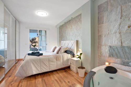 um quarto com uma cama grande e uma banheira em Bahía del Amanecer em Santa Cruz de Tenerife