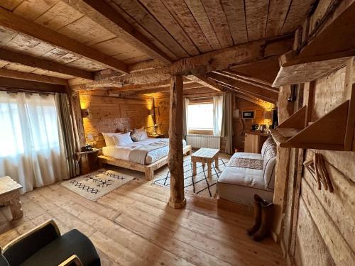 ein Schlafzimmer mit einem Bett und einem Sofa in einem Zimmer in der Unterkunft Hotel Xaluca Spa Aguelmame Sidi Ali 