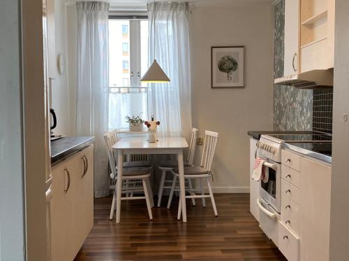 Kuchyň nebo kuchyňský kout v ubytování Mysig lägenhet i Tibro centrum
