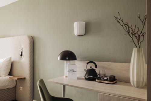 a room with a bed and a black lamp on a table at Adam Suites Hotel in Amsterdam