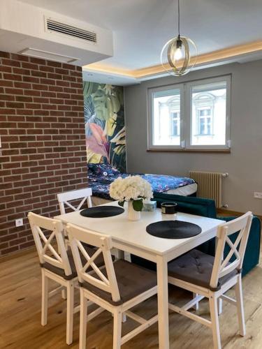 - un salon avec une table, des chaises et un canapé dans l'établissement Garay Center Relax, à Budapest