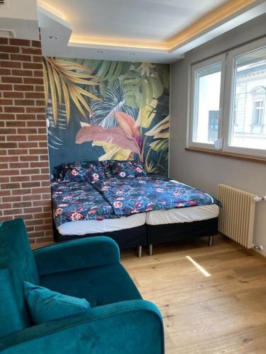 - une chambre avec un lit dans l'angle dans l'établissement Garay Center Relax, à Budapest