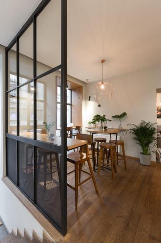 een eetkamer met een tafel en stoelen bij Moja apartments in Krakau