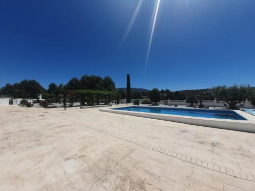 een zwembad met een blauwe lucht op de achtergrond bij Cuevas Cañada Honda in Margen de Arriba