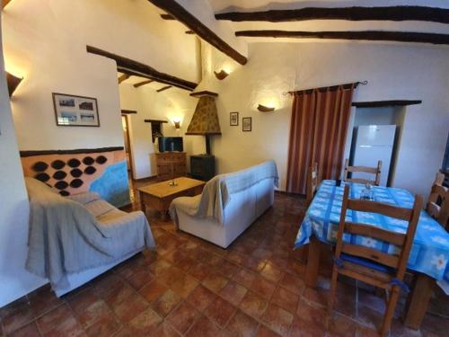 een woonkamer met een bank en een tafel bij Cuevas Cañada Honda in Margen de Arriba