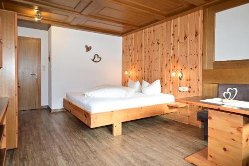 1 dormitorio con 1 cama y lavamanos. en Zugspitze, en Biberwier