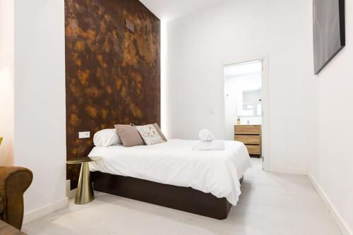 1 dormitorio con 1 cama y una pared grande en Loft situado cerca del Santiago Bernabéu, en Madrid